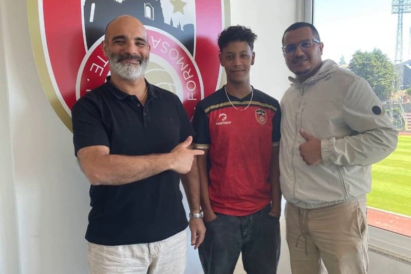 An Arab develops football ambitions in Portugal.