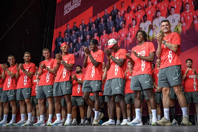 Hundreds welcome the Swiss national team.