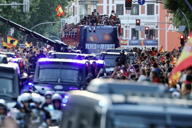 Millions of crowds welcome the world champions in the streets of the Spanish capital, Madrid.