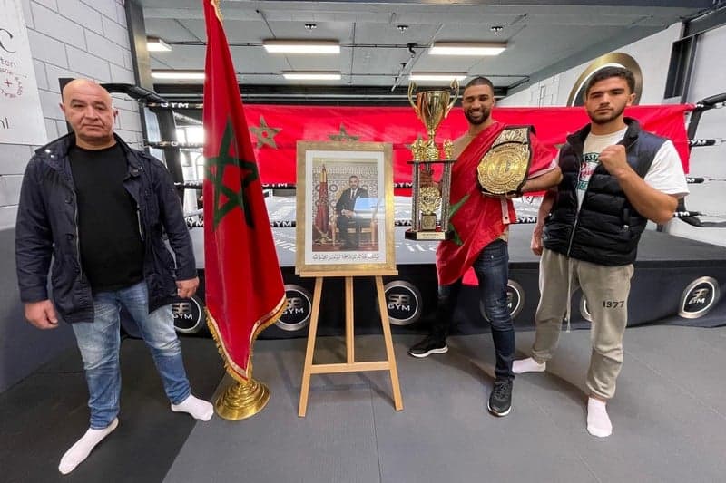 The hero Toshasi dedicates the victory to the king.